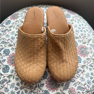 Universal Thread Woven Tan Clogs
